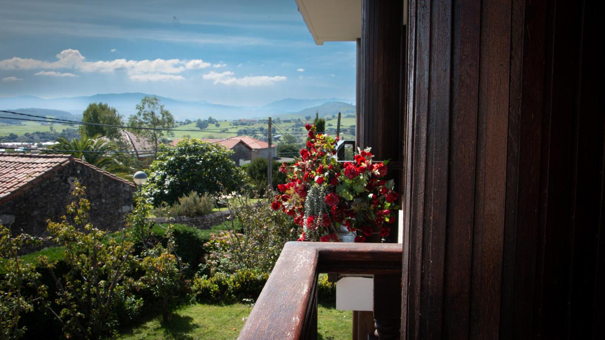 Hotel Cosma House à Hinojedo Extérieur photo