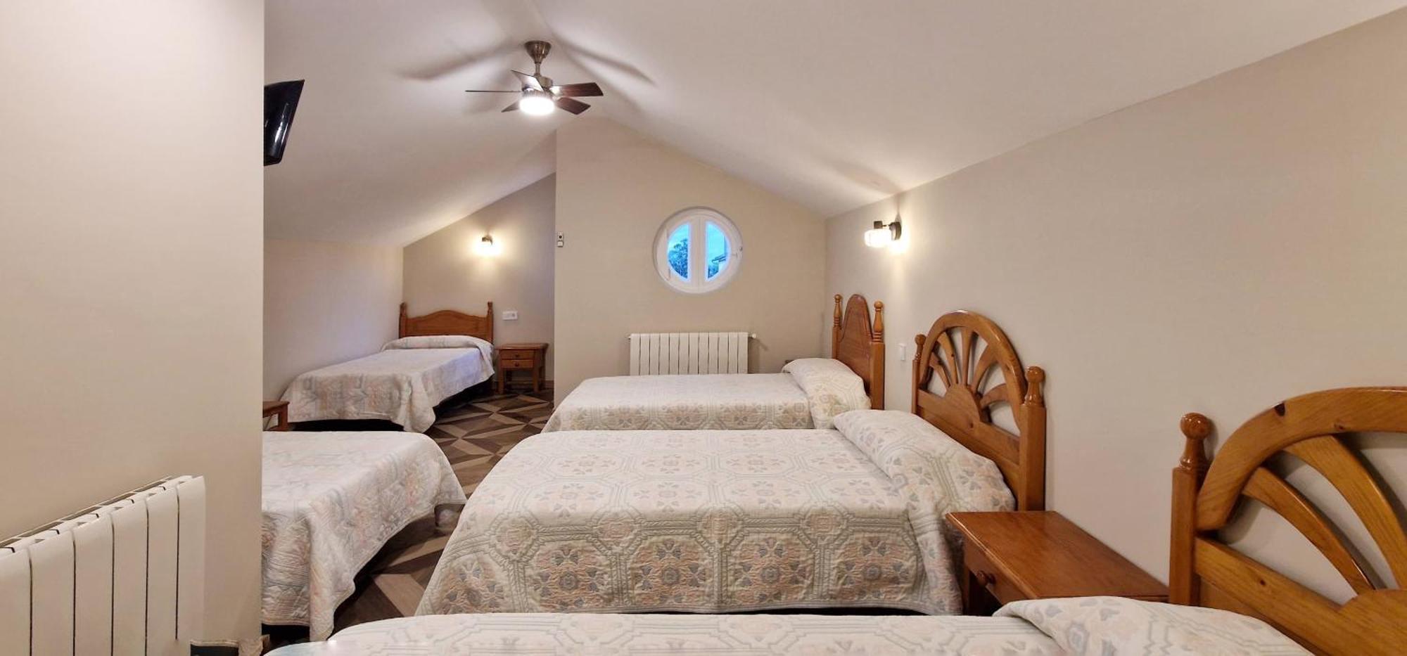 Hotel Cosma House à Hinojedo Extérieur photo